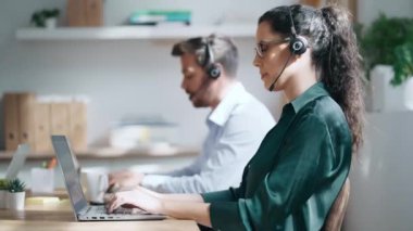 Akıllı iş adamlarının ofiste bilgisayarlı kulaklıklarla konuştuğu videolar..