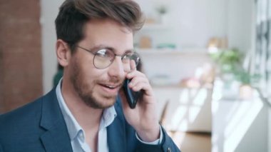 Modern bir girişimde sağ ellerini kaldırarak iyi iş çıkaran iş adamlarının videosu.
