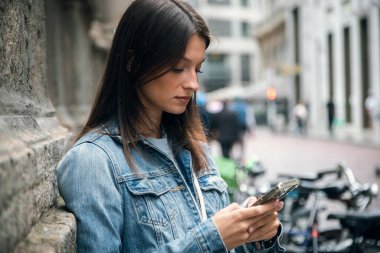 Milano sokaklarını gezerken cep telefonuyla güzel pozlar.