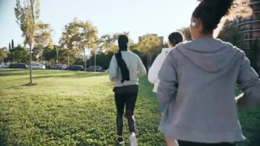 Parkta birlikte koşan dört sporcu kadının videosu.