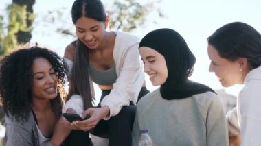 Parkta koştuktan sonra akıllı telefon kullanan bir grup kadının videosu.