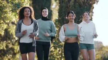 Parkta birlikte koşan dört sporcu kadının videosu.