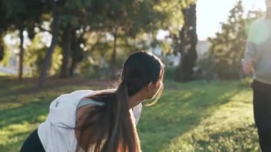 Şehirde koştuktan sonra kutlama yapan bir grup sporcunun videosu.