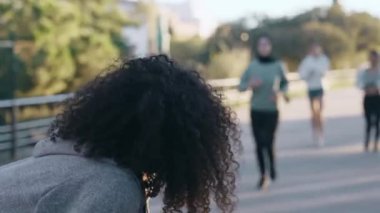 Şehirde koştuktan sonra kutlama yapan bir grup sporcunun videosu.