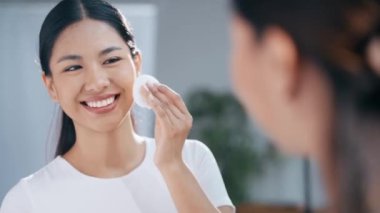 Evde aynaya bakarken cildine baktığı sırada makyajı kaldıran güzel bir genç kadının videosu..