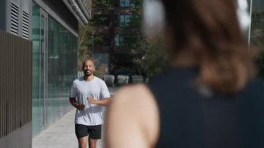 Şehirde koşuşturan atletik çiftin videosu.