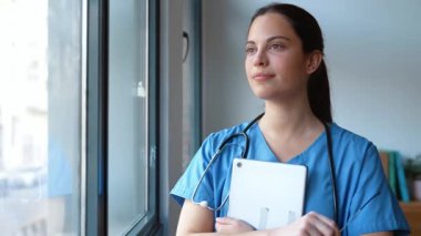 Danışmanlık sırasında dijital tabletini kullanan kadın hemşire videosu.
