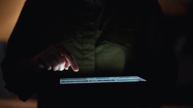 Modern bir ofiste dijital tabletle çalışan kadın yöneticinin yakın çekim videosu..