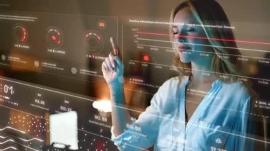 Modern bir ofiste dijital tabletle çalışan güzel yöneticilerin videosu.