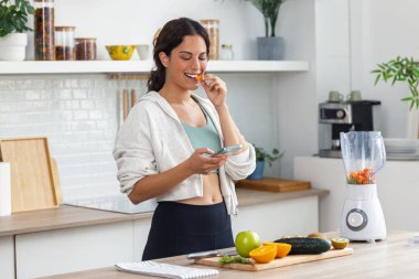 Etkilenen kadının takipçilerine beslenmeden bahsederken evinde akıllı telefonuyla kayıt yaparken çekilmesi.