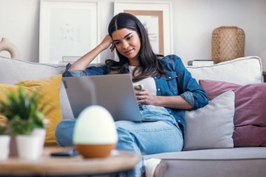 Temel yağ aroması yayıcı havayı nemlendirirken bir yandan da dizüstü bilgisayarla çalışan bir kadın otobüste oturuyor..