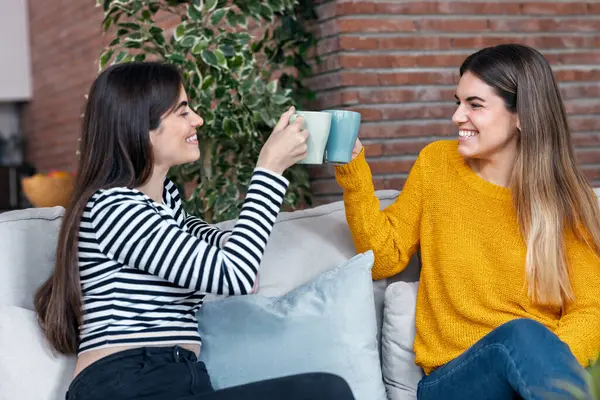Evdeki kanepede oturmuş bir fincan kahveyle kadeh kaldırırken iki güzel bayan arkadaşın konuşması.