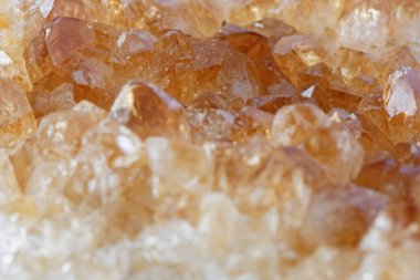 Citrine 'in (Sarı Kuvars) şans ve başarıyı teşvik eden kristallerini kapat