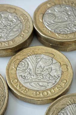 Yakın planda 1 Pound Sterlin İngiliz Bozukluğu Kullanıldı.