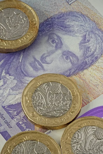在特写镜头中使用了一磅英镑的英镑英镑英镑英镑 在一张20英镑的钞票上作为背景 — 图库照片
