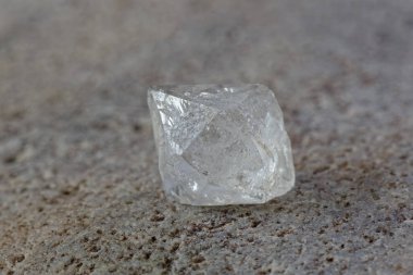 Bir kaya parçasının üzerinde duran Temiz Kuvars Kristalinin Kapanışı