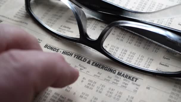 Fingertipp Auf Finanzmarktbericht — Stockvideo