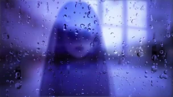 Chica Fantasma Contra Gotas Lluvia Superficie Ventana — Vídeos de Stock