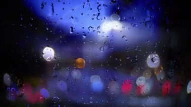 Bir pencereyi bokeh arkaplanına karşı indirecek yağmur yağışıweather forecast