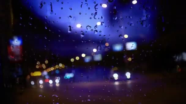 Regen Prasselt Bei Sturm Auf Fenster Der Stadt — Stockvideo
