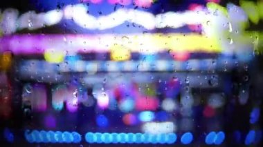 Bir pencereyi bokeh arkaplanına karşı indirecek yağmur yağışıweather forecast