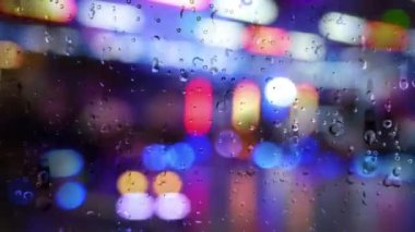 Bir pencereyi bokeh arkaplanına karşı indirecek yağmur yağışıweather forecast