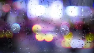 Bir pencereyi bokeh arkaplanına karşı indirecek yağmur yağışıweather forecast