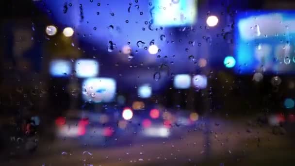 Βροχή Τρέχει Κάτω Από Ένα Παράθυρο Μια Καταιγίδα Στην Πόλη — Αρχείο Βίντεο