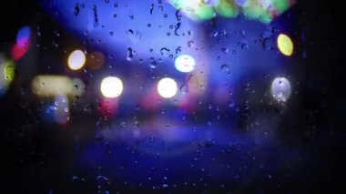 Bir pencereyi bokeh arkaplanına karşı indirecek yağmur yağışıweather forecast