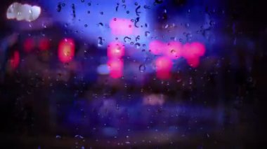 Bir pencereyi bokeh arkaplanına karşı indirecek yağmur yağışıweather forecast