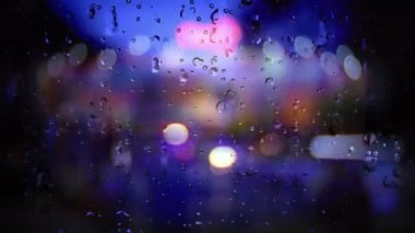 Bir pencereyi bokeh arkaplanına karşı indirecek yağmur yağışıweather forecast