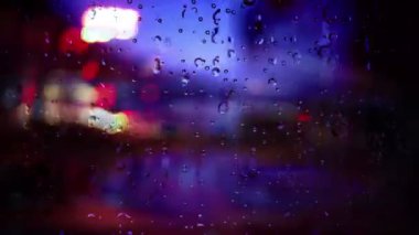 Bir pencereyi bokeh arkaplanına karşı indirecek yağmur yağışıweather forecast