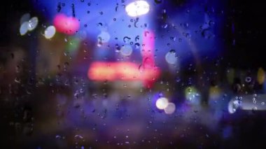 Bir pencereyi bokeh arkaplanına karşı indirecek yağmur yağışıweather forecast
