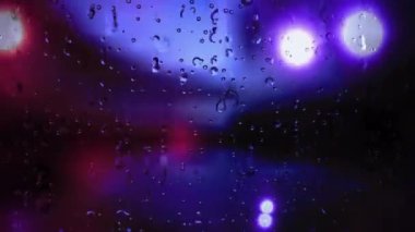 Bir pencereyi bokeh arkaplanına karşı indirecek yağmur yağışıweather forecast