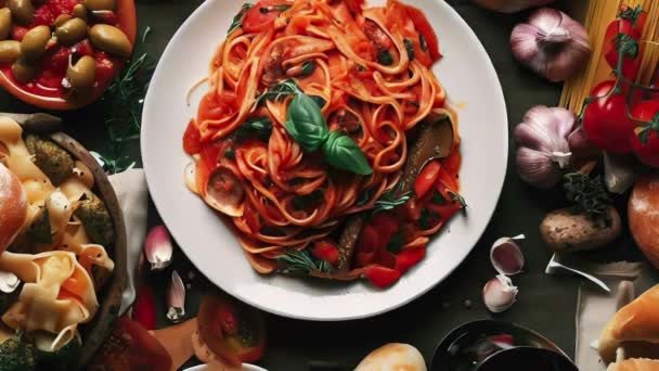 Вкусная Итальянская Еда — стоковое видео