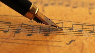 Müzik kağıdındaki dolmakalem.