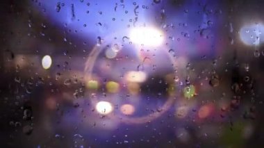 Bir pencereyi bokeh arkaplanına karşı indirecek yağmur yağışıweather forecast