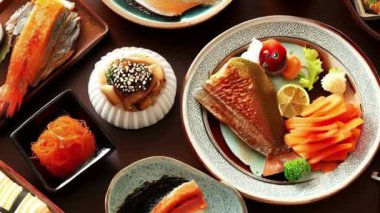 Çeşitli Japon yemekleri üst görünümü