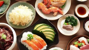 Çeşitli Japon yemekleri üst görünümü