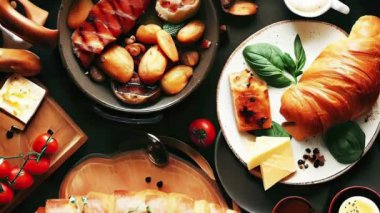 Çeşitli Fransız yemekleri üst görünümü