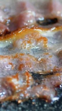 Izgarada Kızarmış Pastırma dikey videosunun yakın çekimi