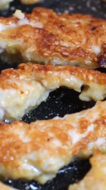 Kızarmış Şnitzel Ekmekli Tavuk Göğüs dikey videosu