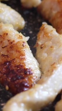 Kızarmış Şnitzel Ekmekli Tavuk Göğüs dikey videosu