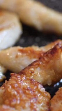 Kızarmış Şnitzel Ekmekli Tavuk Göğüs dikey videosu