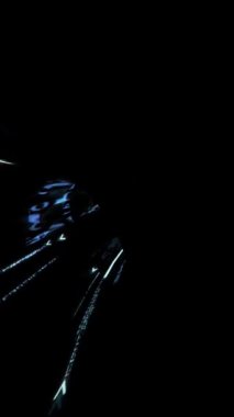 Bir matris tüneli dikey videosunda seyahat etmek