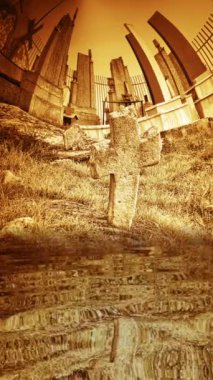 Eski mezarlıktaki taş haç su üzerinde yansıtılıyor