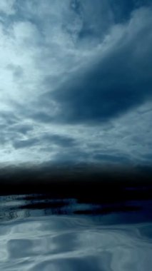 Karanlık Okyanus Üzerindeki Fırtına Bulutları dikey video