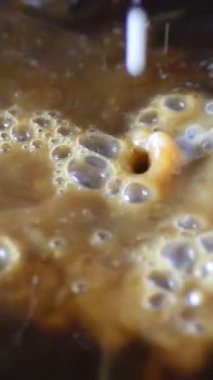 Dikey kahve videosuna süt dökülüyor