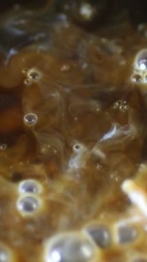 Dikey kahve videosuna süt dökülüyor