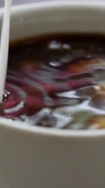 Dikey kahve videosuna süt dökülüyor